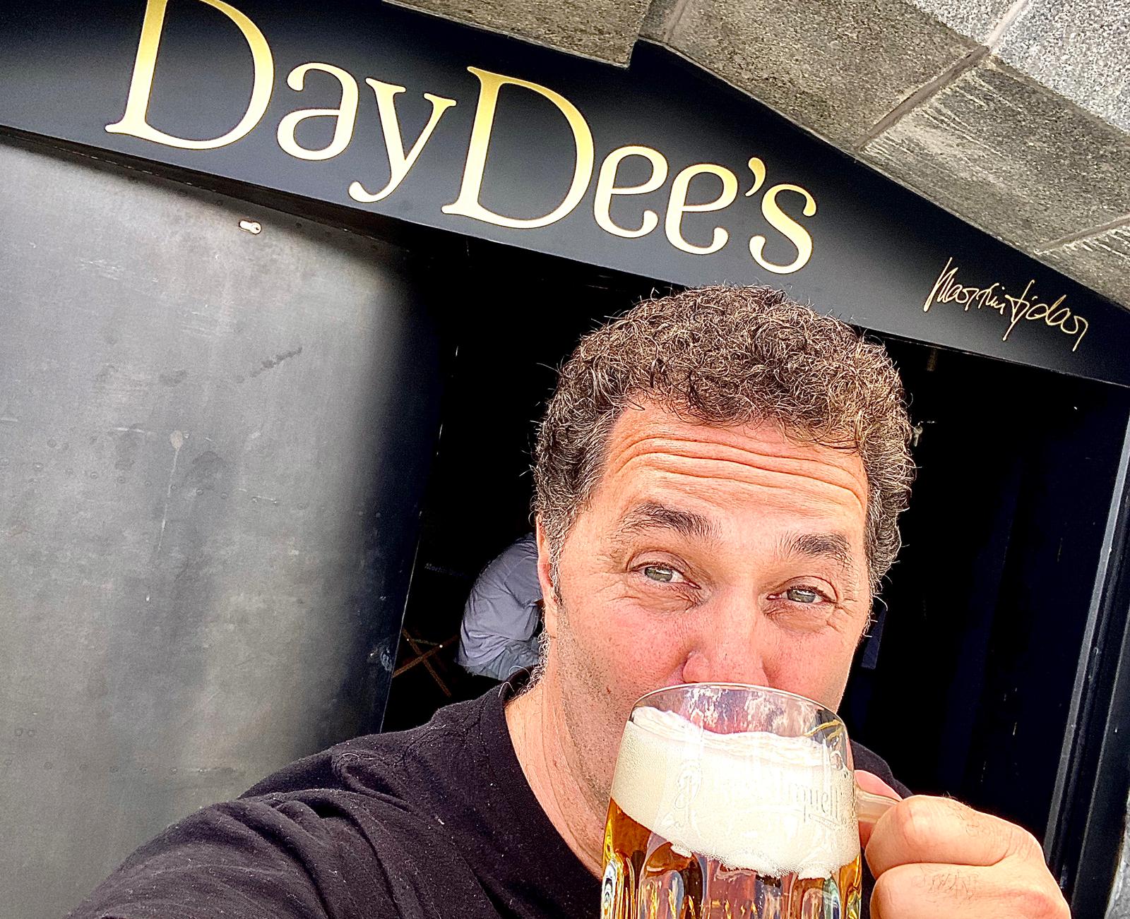 dejdar-pije-pivo-daydees